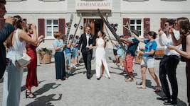 Alessandro Hämmerle mit seiner Gattin Julia direkt nach der Hochzeit am Standesamt in Schruns.