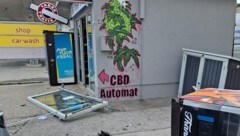 Die Tür wurde ausgerissen, der Automat weggeschleudert.