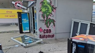 Die Tür wurde ausgerissen, der Automat weggeschleudert.