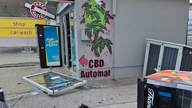 Die Tür wurde ausgerissen, der Automat weggeschleudert.