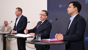 Die Klubobleute Philip Kucher (SPÖ), August Wöginger (ÖVP) und Yannick Shetty (NEOS)