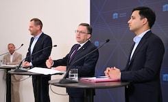 Die Klubobleute Philip Kucher (SPÖ), August Wöginger (ÖVP) und Yannick Shetty (NEOS)