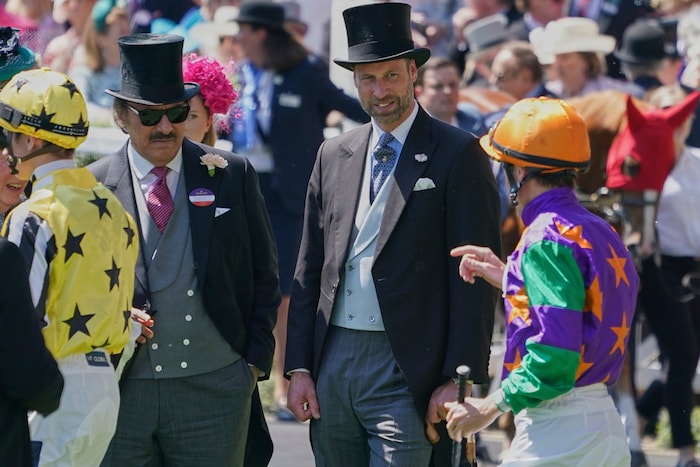 Royales Gespräch vor dem Start! Prinz William (Mitte) und Prinz Saud bin Khalid Al Saud (links) ...