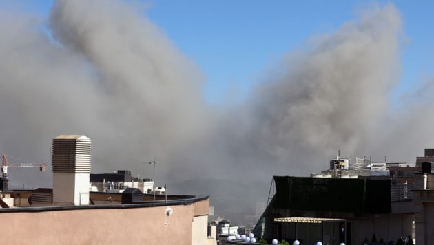 Rauch steigt über der iranischen Hauptstadt Teheran auf.
