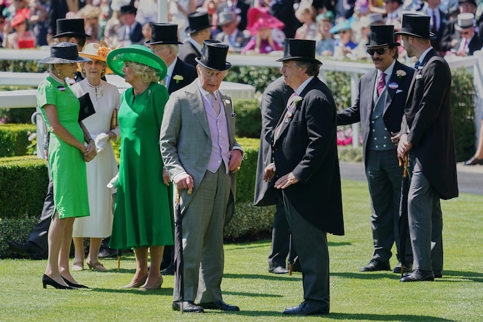 Grüner Auftritt in Ascot! König Charles (links) am zweiten Tag des Royal Ascot Pferderennens. An ...