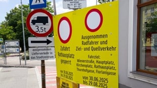 Beim Vorbeifahren sind Verkehrsschilder unverständlich, finden auch ein Buslenker Zimmermann und ...