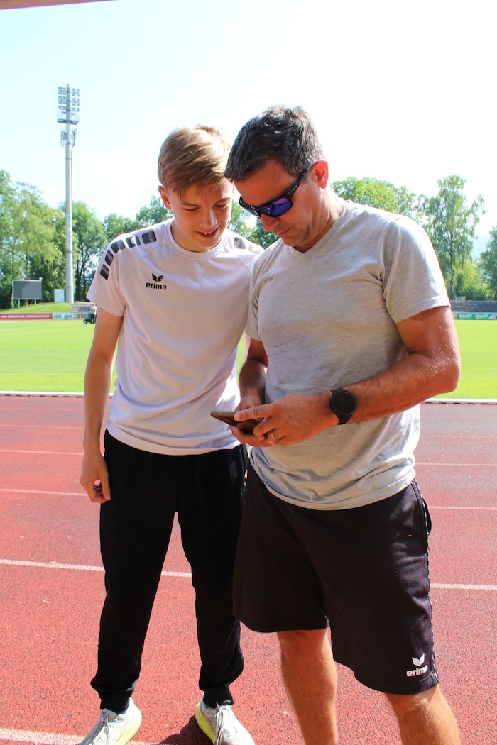 Ein erfolgreiches Duo: Zsombor Klucsik mit VLV-Sportdirektor und -Trainer Sven Benning.