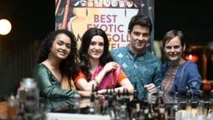 Auf der Rosenburg spielen Pranali Sanghmitra Bhagwat, Soi Schüssler, Curdin Caviezel und Nina ...