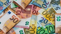 In den Gemeindekassen fehlt das Geld. Jetzt werden die Bürger zur Kasse gebeten.