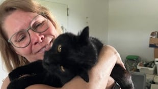 Frauchen Alexandra P. mit „Oskar“, der endlich wieder daheim ist