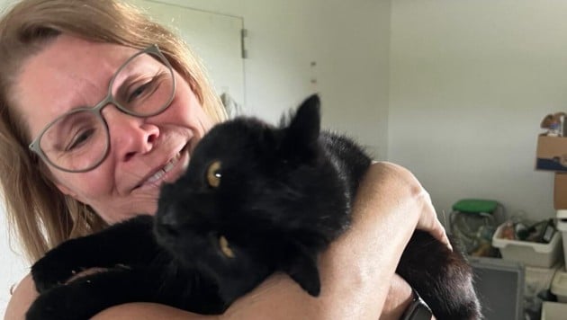 Frauchen Alexandra P. mit „Oskar“, der endlich wieder daheim ist
