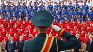 Ein russischer Soldat steht vor Aktivisten der russischen patriotischen Bewegung, die in den ...