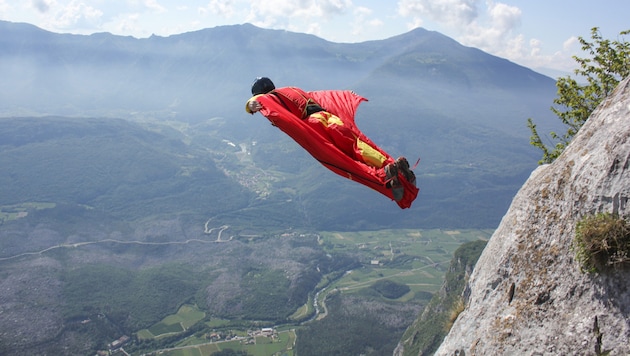 Ein Wingsuit (auch Flügelanzug) ist ein spezieller Anzug zum Fallschirmspringen und ...