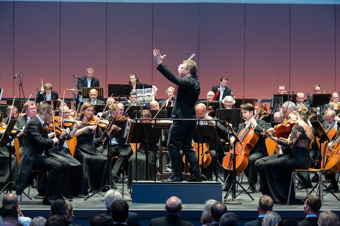 Jakub Hrůša eröffnete das Smetana Festival am Pult der Tschechischen Philharmonie.