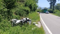 Das Motorrad landete im Gestrüpp neben der Fahrbahn.