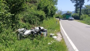 Das Motorrad landete im Gestrüpp neben der Fahrbahn.