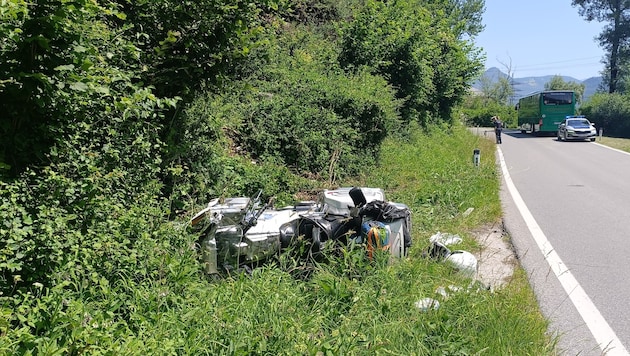 Das Motorrad landete im Gestrüpp neben der Fahrbahn.