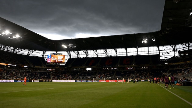 Der Moment, in dem man sich im TQL Stadium von Cincinnati zur Unterbrechung der Partie Red Bull ...