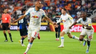 Karim Onisiwo dreht ab – gerade hat er Red Bull Salzburg gegen CF Pachuca mit 2:1 in Führung ...