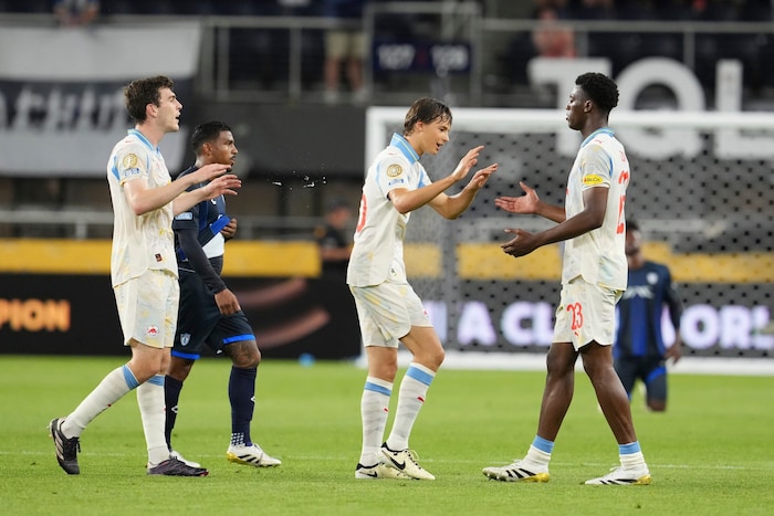 Rasmussen, Mellberg und Gadou (von links).