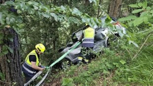 Die schwierige Bergung des Unfallautos.