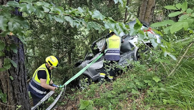 Die schwierige Bergung des Unfallautos.