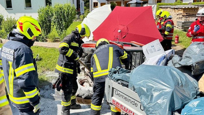 Anrainer beschatteten die Unfallstelle.
