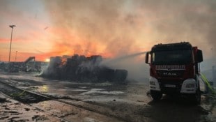 Nach Angaben von Bezirkskommandant Josef Huber waren die Flammen in einem Altpapierlager im ...