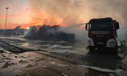 Nach Angaben von Bezirkskommandant Josef Huber waren die Flammen in einem Altpapierlager im ...