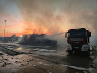 Nach Angaben von Bezirkskommandant Josef Huber waren die Flammen in einem Altpapierlager im ...