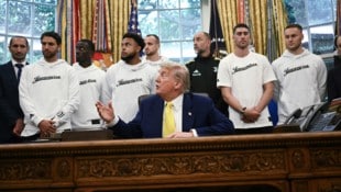 Die Juventus-Profis wähnten sich bei Trumps Erläuterungen da und dort wohl ein wenig am falschen ...