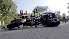 Bike und Auto wurden erheblich beschädigt.