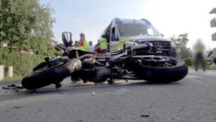 Bike und Auto wurden erheblich beschädigt.