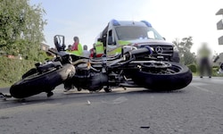 Bike und Auto wurden erheblich beschädigt.