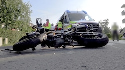 Bike und Auto wurden erheblich beschädigt.