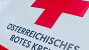Die Lenkerin wurde mit der Rettung (Symbolbild) in das Krankenhaus Zams eingeliefert.