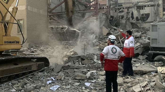 Rettungskräfte nach einem israelischen Angriff in Teheran