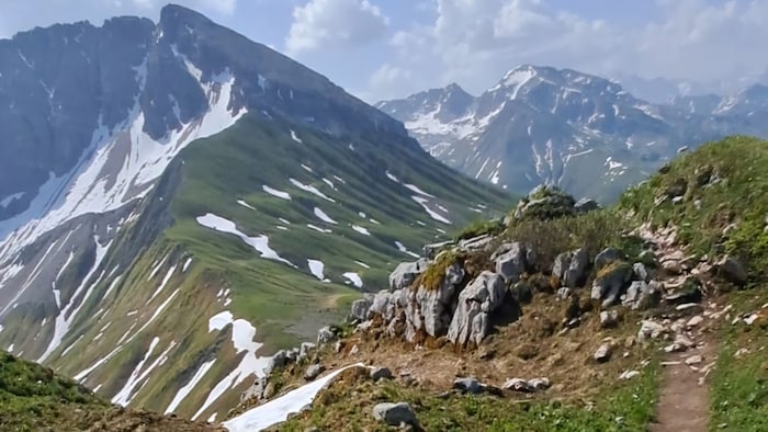 Wer genau hinsieht, wird auf dem Weg zur Monzabonalpe Versteinerungen im Felsen finden.