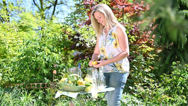 Patrizia Haslinger beim Zubereiten eines „Limoncello-Spritz“.