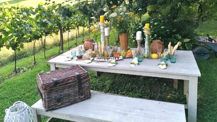 Ein mediterraner Tisch mit Zitronen und italienischen Köstlichkeiten