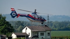 Auch ein Hubschrauber kam zum Einsatz – er kreiste über den Köpfen der Teilnehmer.