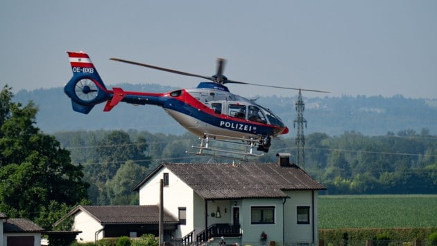 Auch ein Hubschrauber kam zum Einsatz – er kreiste über den Köpfen der Teilnehmer.