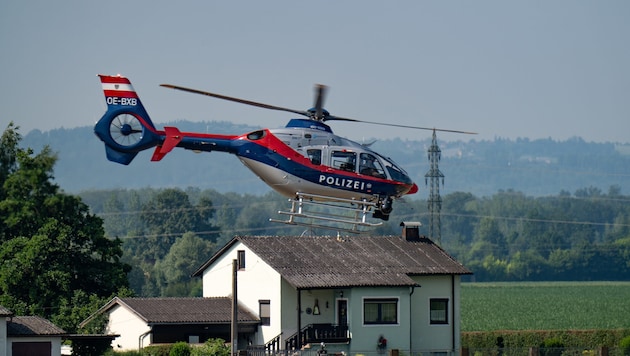 Auch ein Hubschrauber kam zum Einsatz – er kreiste über den Köpfen der Teilnehmer.