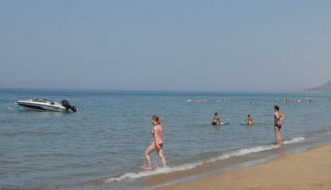 Badegäste in Giechenland (Archivbild)