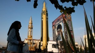 Die iranische Armee setzt gegen Israel neue Raketen ein – sogenannte Sedschil-Raketen, die eine ...
