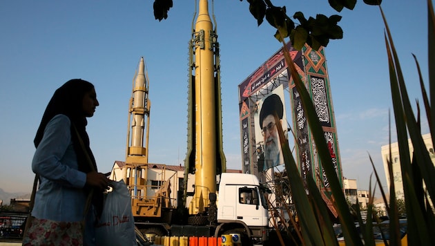 Die iranische Armee setzt gegen Israel neue Raketen ein – sogenannte Sedschil-Raketen, die eine ...