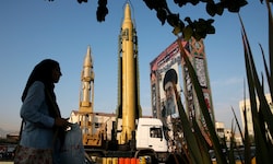 Die iranische Armee setzt gegen Israel neue Raketen ein – sogenannte Sedschil-Raketen, die eine ...