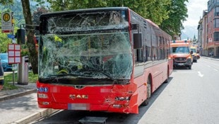 Warum dieser Bus auf den anderen auffuhr, ist unklar.
