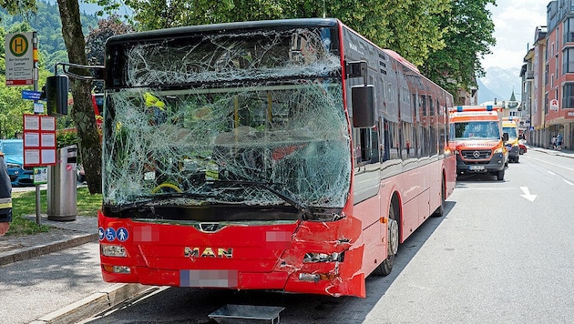 Warum dieser Bus auf den anderen auffuhr, ist unklar.