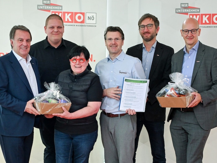 Wirtschaftskammer-Präsident Ecker (li.) und Innungsmeister Hagmann (4. v. li.) treten für eine ...